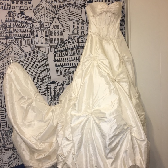 Wedding Dress - Picture 6 of 8